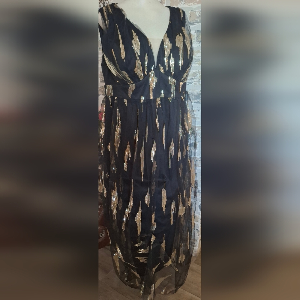 Giffniseti Elegant Black and Gold Maxi Dress - Picture 2 of 7